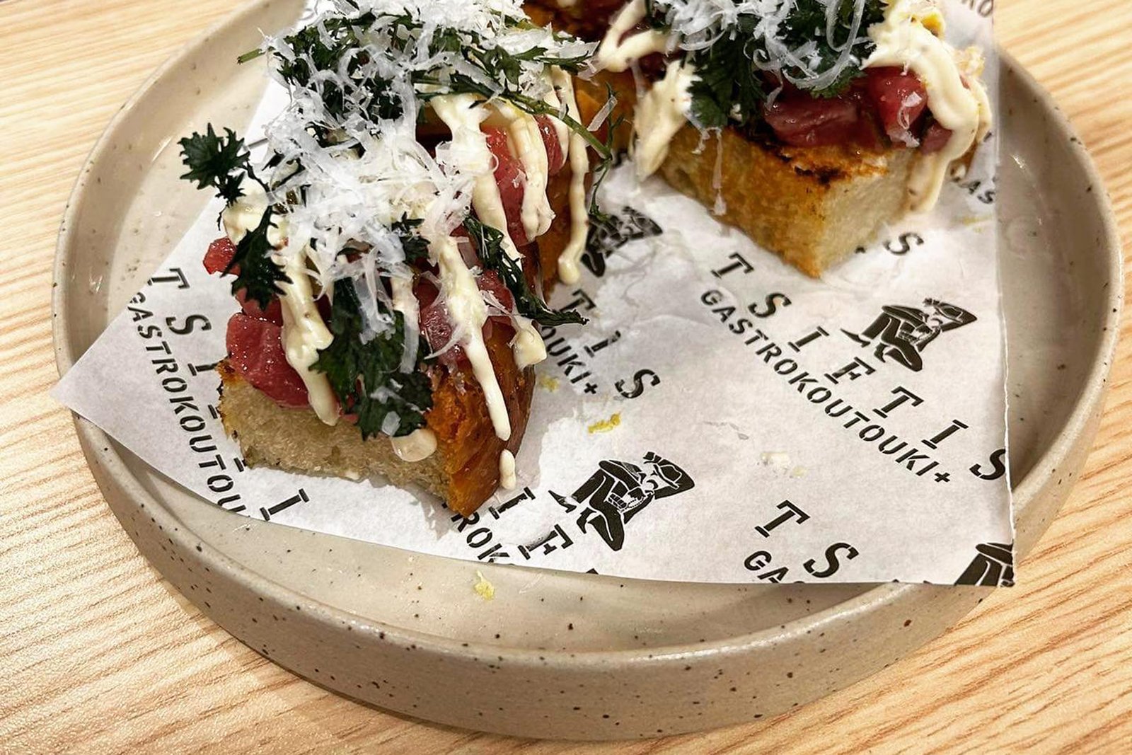 plate with gastronomic view, paper with logo pattern