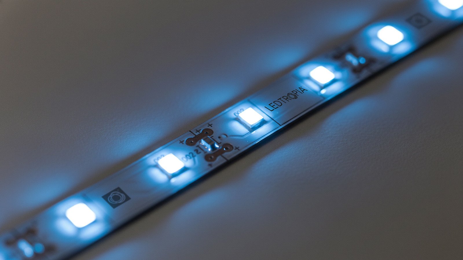 Close-up LED ταινίας Ledtropia® με ψυχρό λευκό φωτισμό