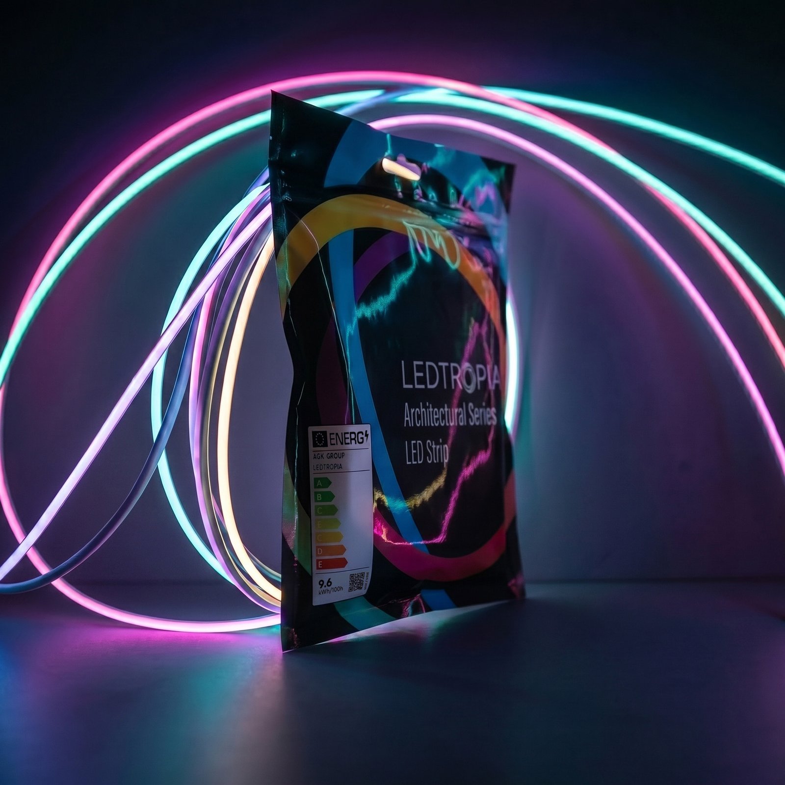 Συσκευασία LED ταινίας Ledtropia® με πολύχρωμο φωτισμό LED σε σκοτεινό περιβάλλον