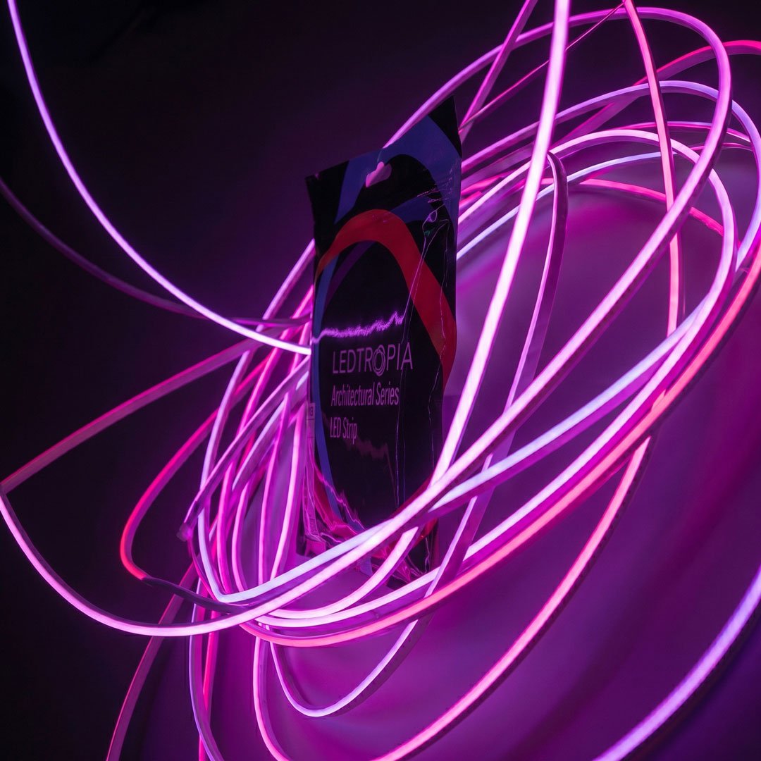 Packaging design Ledtropia® μέσα σε ροζ και μωβ φωτεινές LED γραμμές